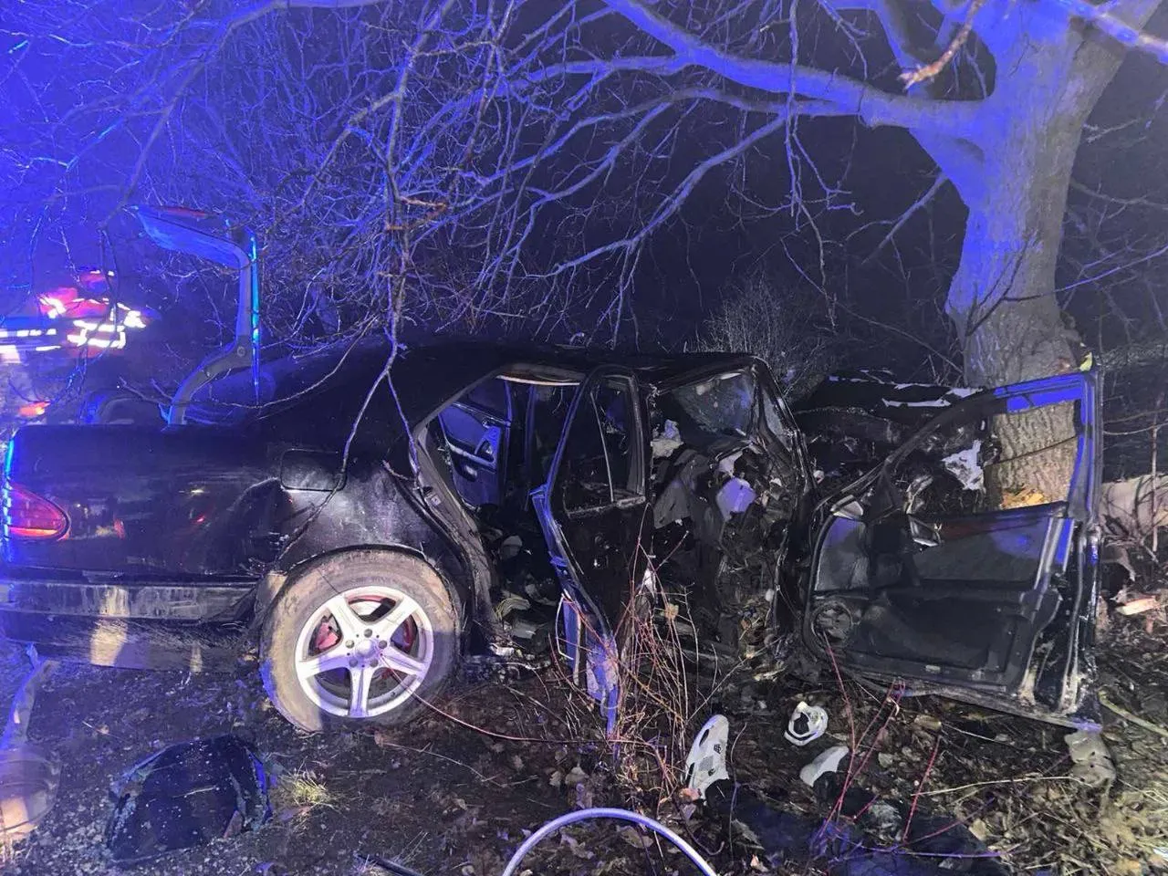 Un Mercedes s-a izbit cu o viteză excesivă de un copac la Râșcani: Două persoane au murit