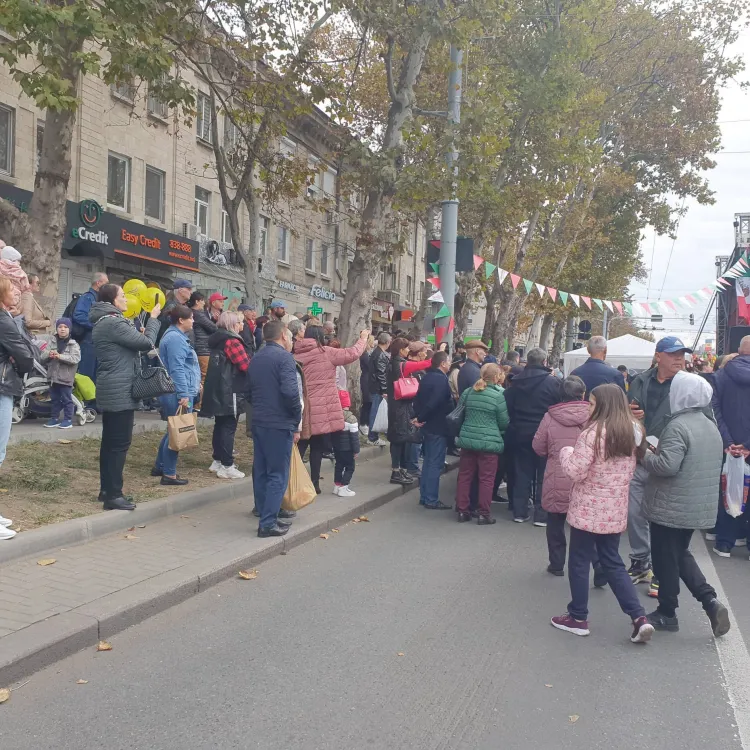 Праздник, музыка, еда: в центре Кишинева сотни людей отмечают День города