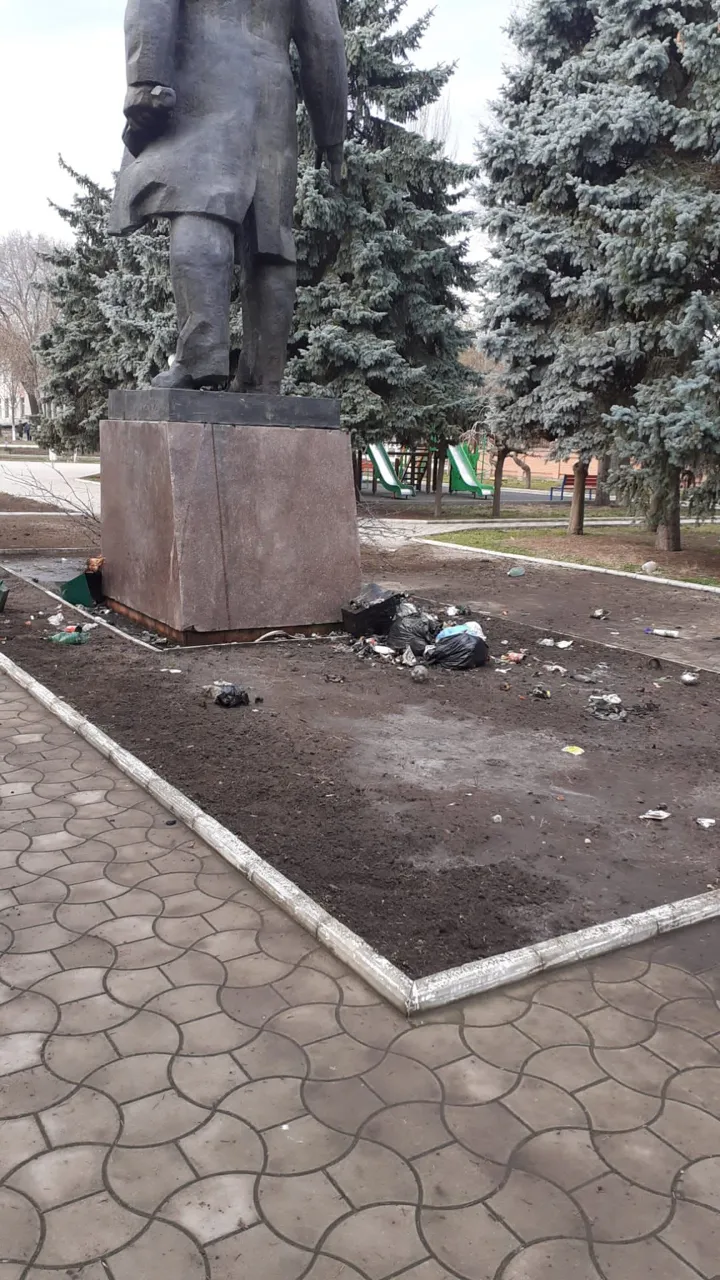В Новых Аненах подожгли памятник Ленину