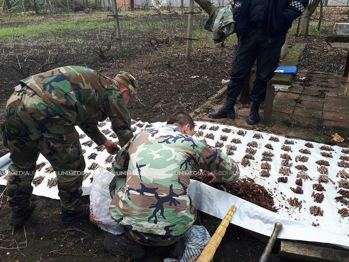 Дачник нашел крупную партию патронов в Яловенах