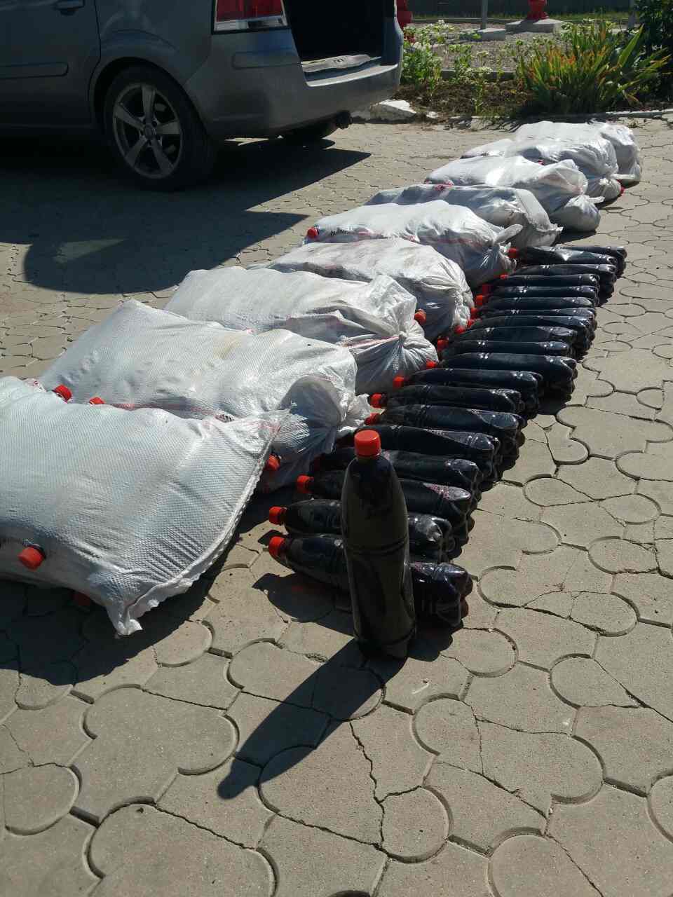 O mașină ticsită cu butelii de vin ce urma să ajungă în Ucraina, confiscată