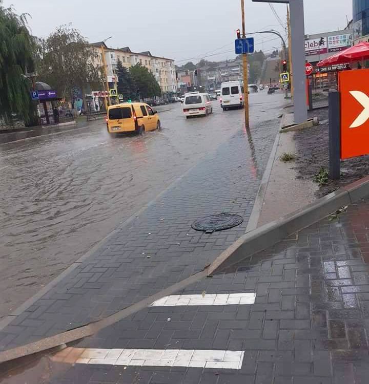 В Хынчештах из-за подтопленной улицы затруднено движение транспорта