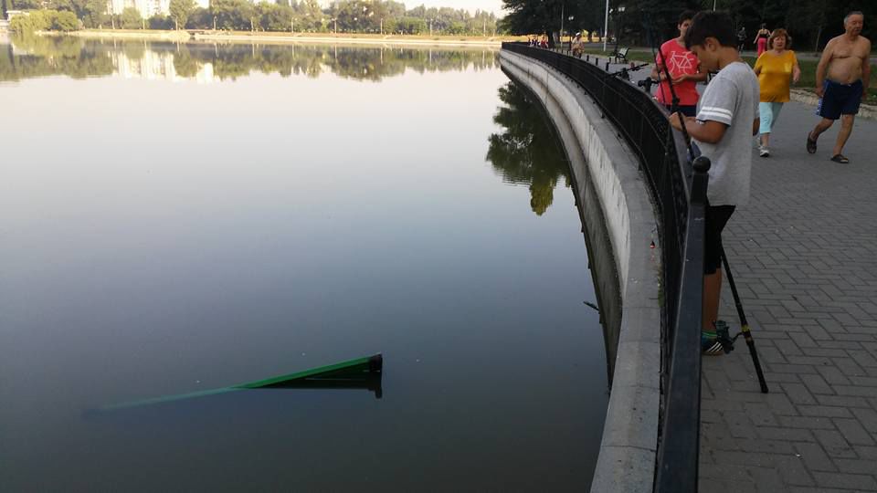 Un nou act de vandalism în parcul Valea Morilor. Băncile din parc au ajuns în lac