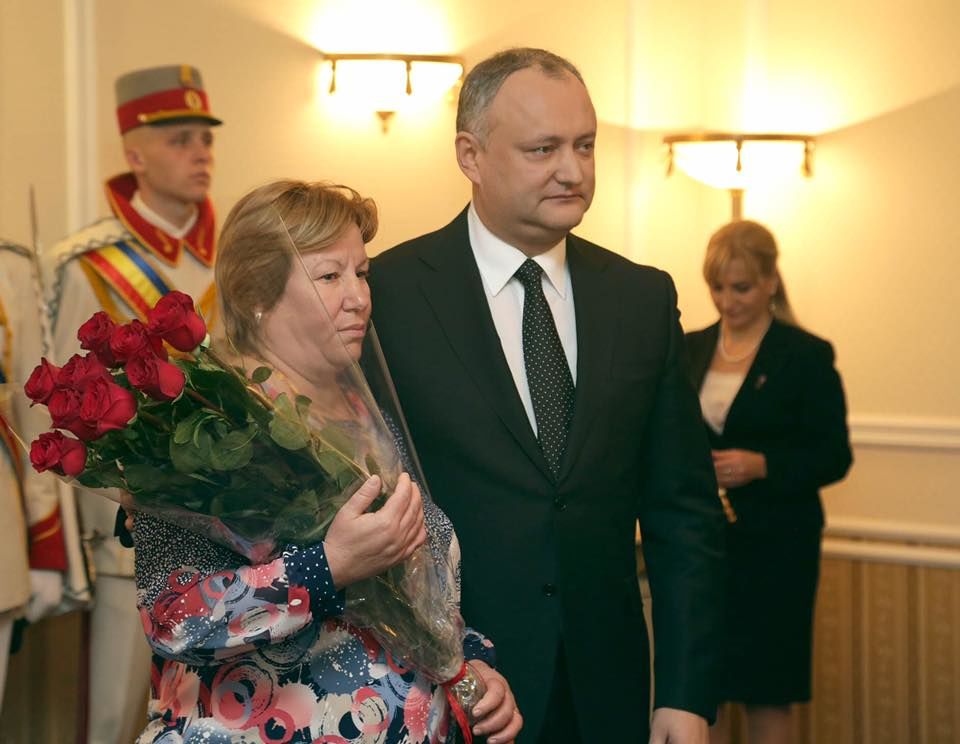 Додон вручил государственные награды четырем многодетным семьям