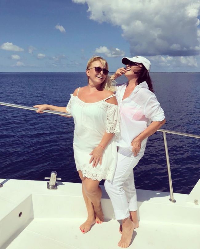 Sofia Rotaru, surprinsă împreună cu sora sa, pe un iaht