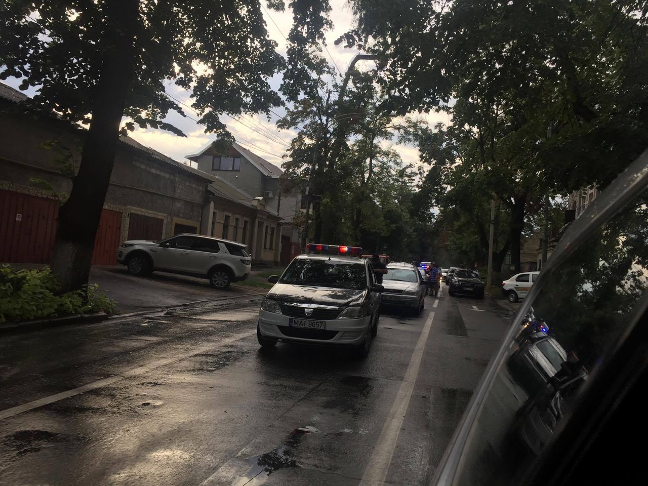 Accident în lanț pe o stradă din Capitală. Trei mașini s-au ciocnit violent