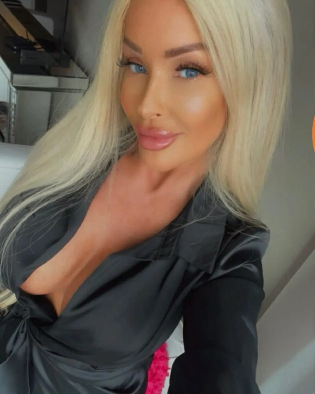 Модель Playboy после развода с богатым мужем вынуждена таксовать