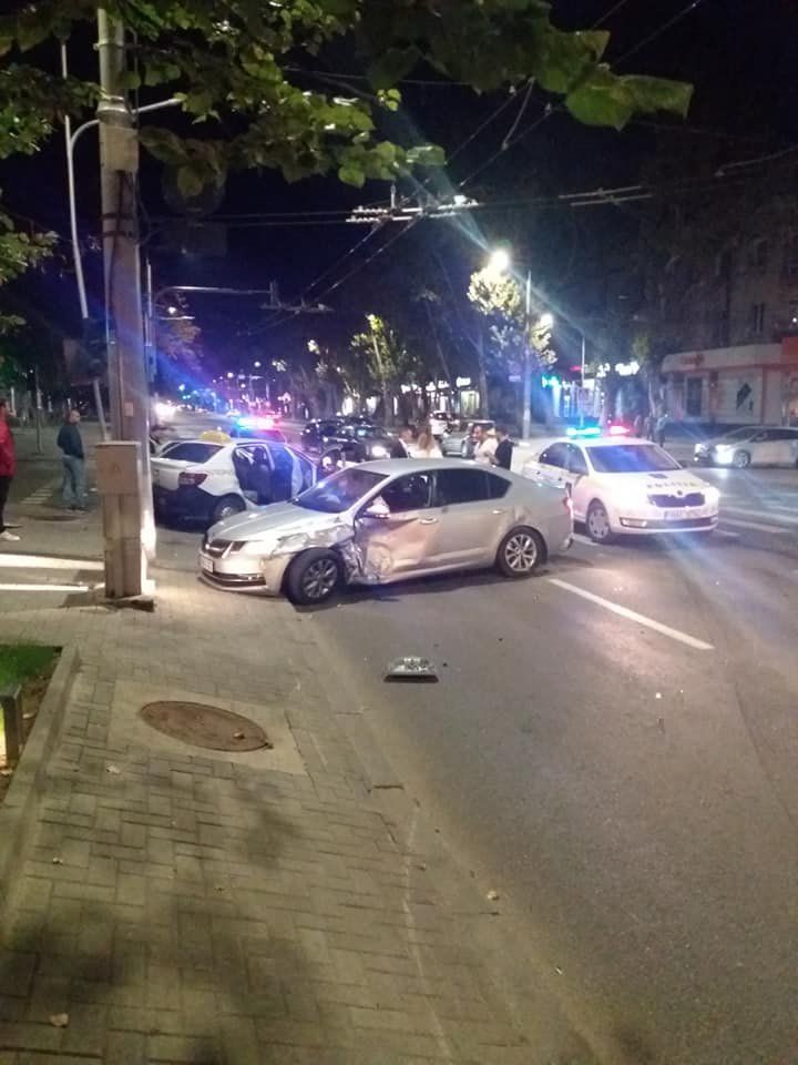Две женщины и мужчина пострадали в ночном ДТП с участием такси в центре столицы