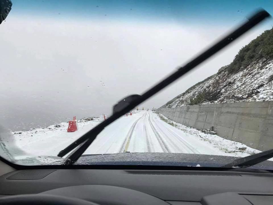 Schimbare radicală. România este cuprinsă de ninsoare în plină vară