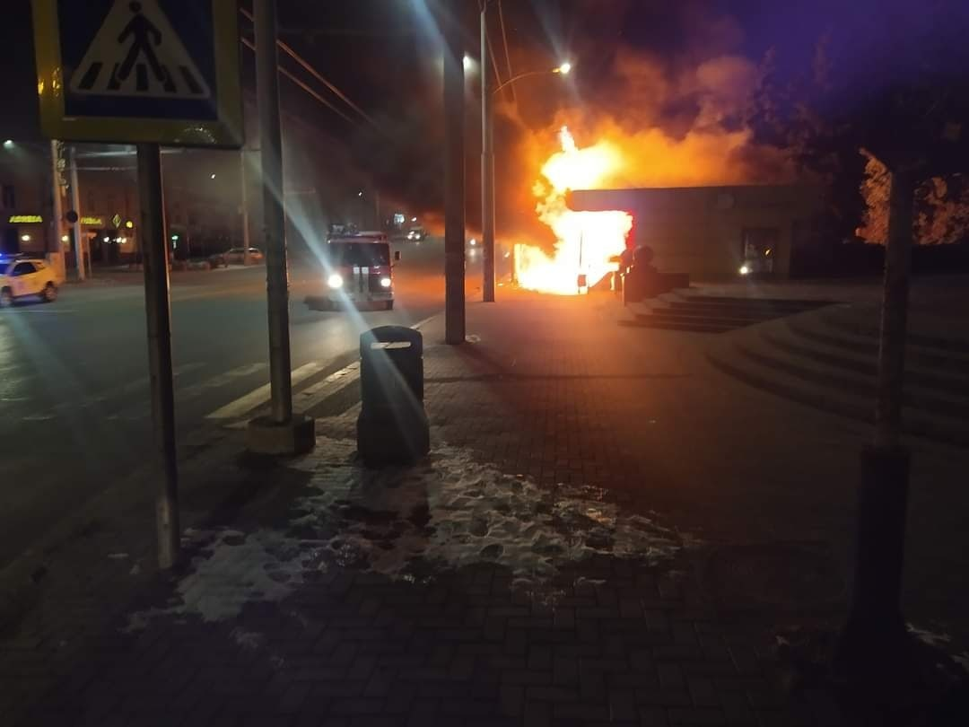 В Кишиневе ночью сгорела остановка с магазином