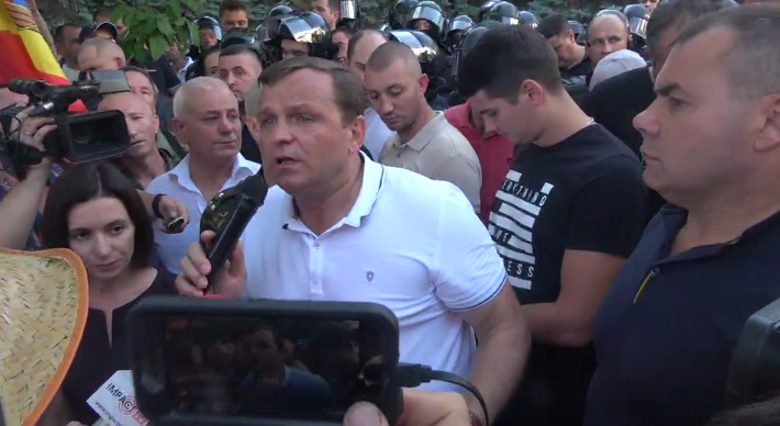 Întrebarea zilei la protest: Cine sunt cei care separă manifestanții de cordonul de polițiști