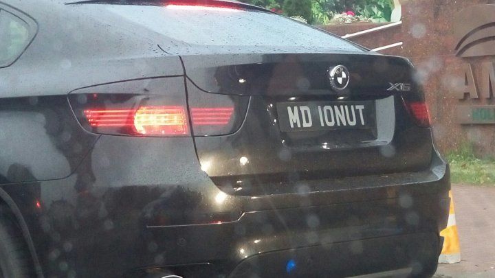 Imaginea zilei: Ce numere de înmatriculare şi-a luat un şofer moldovean