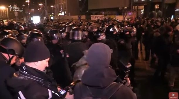 Радикалы громят Альфа-банк на Крещатике