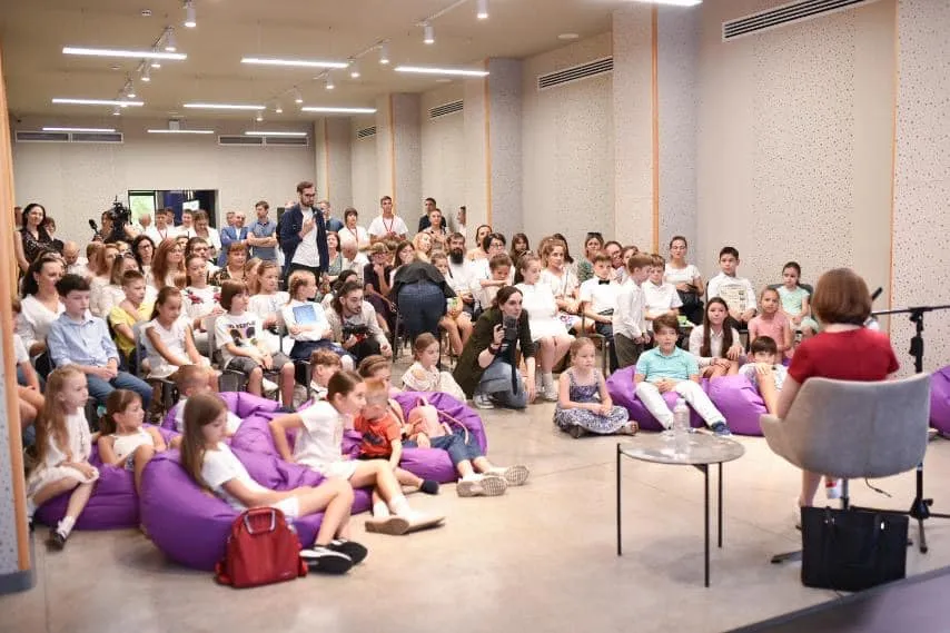 Санду на ярмарке Bookfest прочла детям “Маленького принца” и раздала автографы