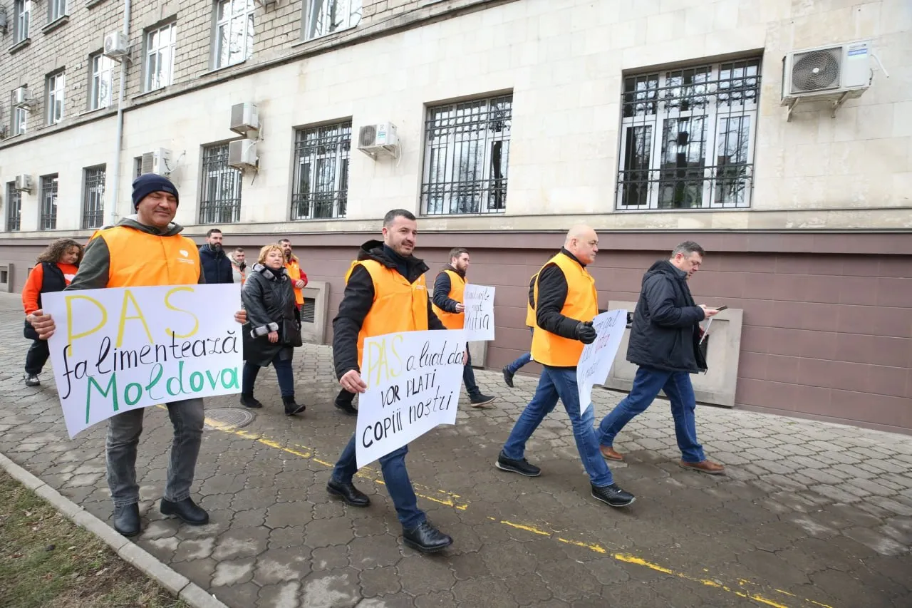 Активисты партии "Сердце Молдовы" провели протест у здания Министерства финансов