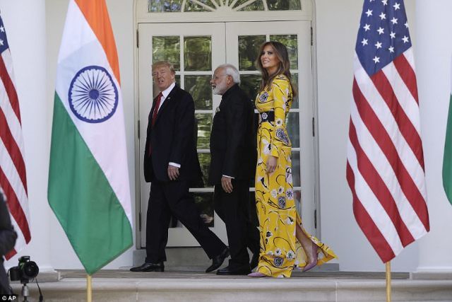 Melania Trump a făcut senzație la Casa Albă într-o rochie galbenă