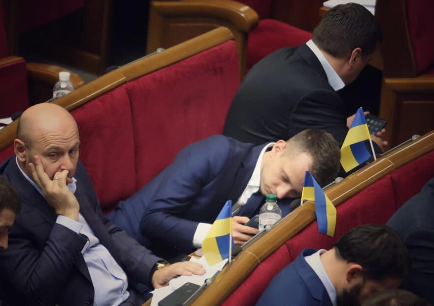 Борец-нардеп от партии Зеленского не выдержал заседания Рады и уснул