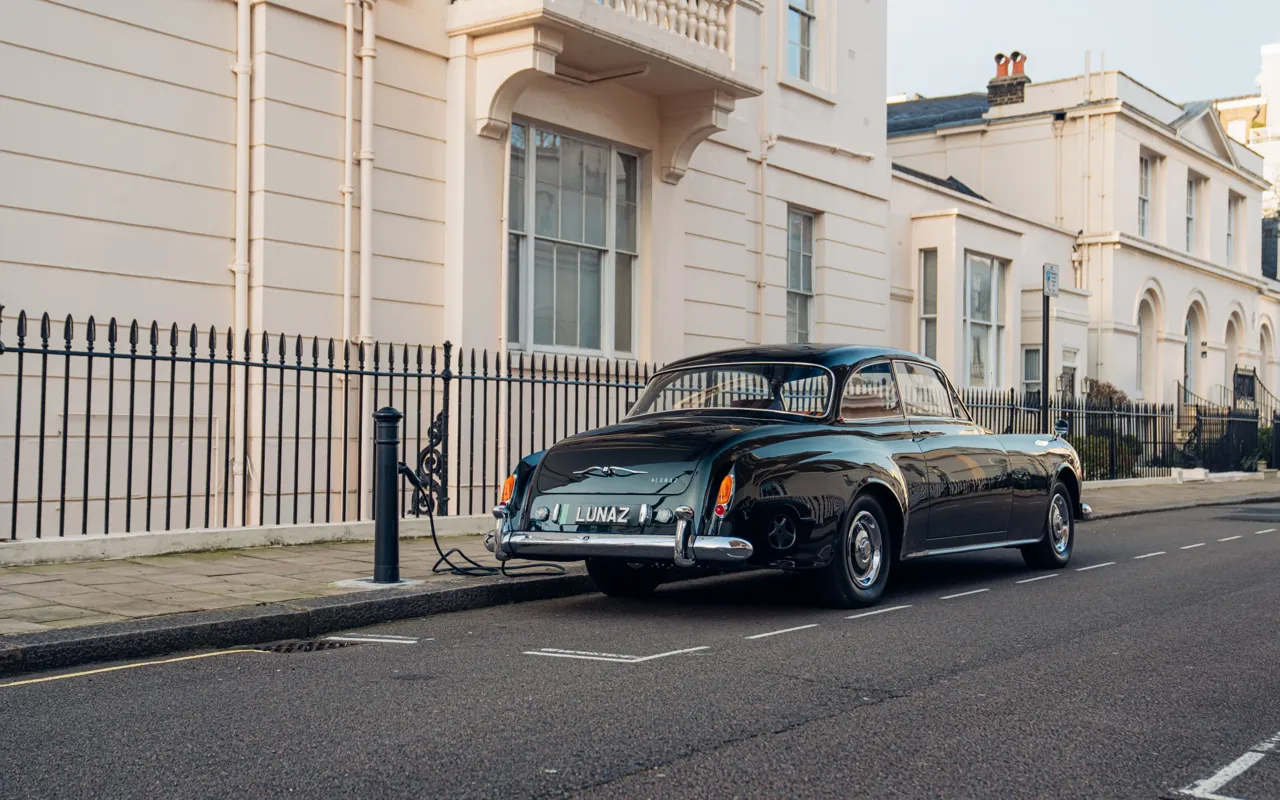 Компания Дэвида Бэкхэма превратила винтажный Bentley в мощный электрокар