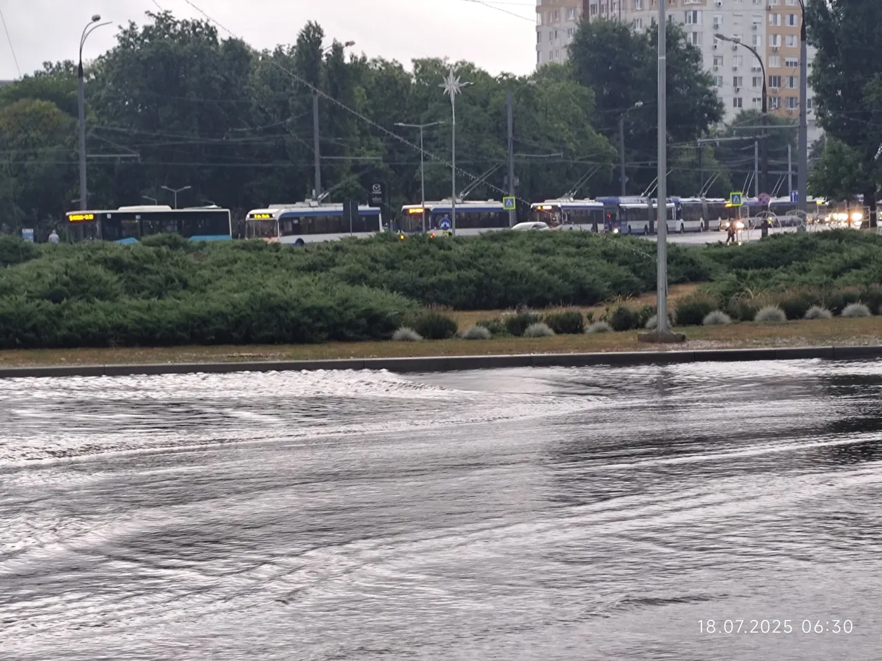 Дожди минувшей ночью затопили улицы в столичном секторе Буюканы