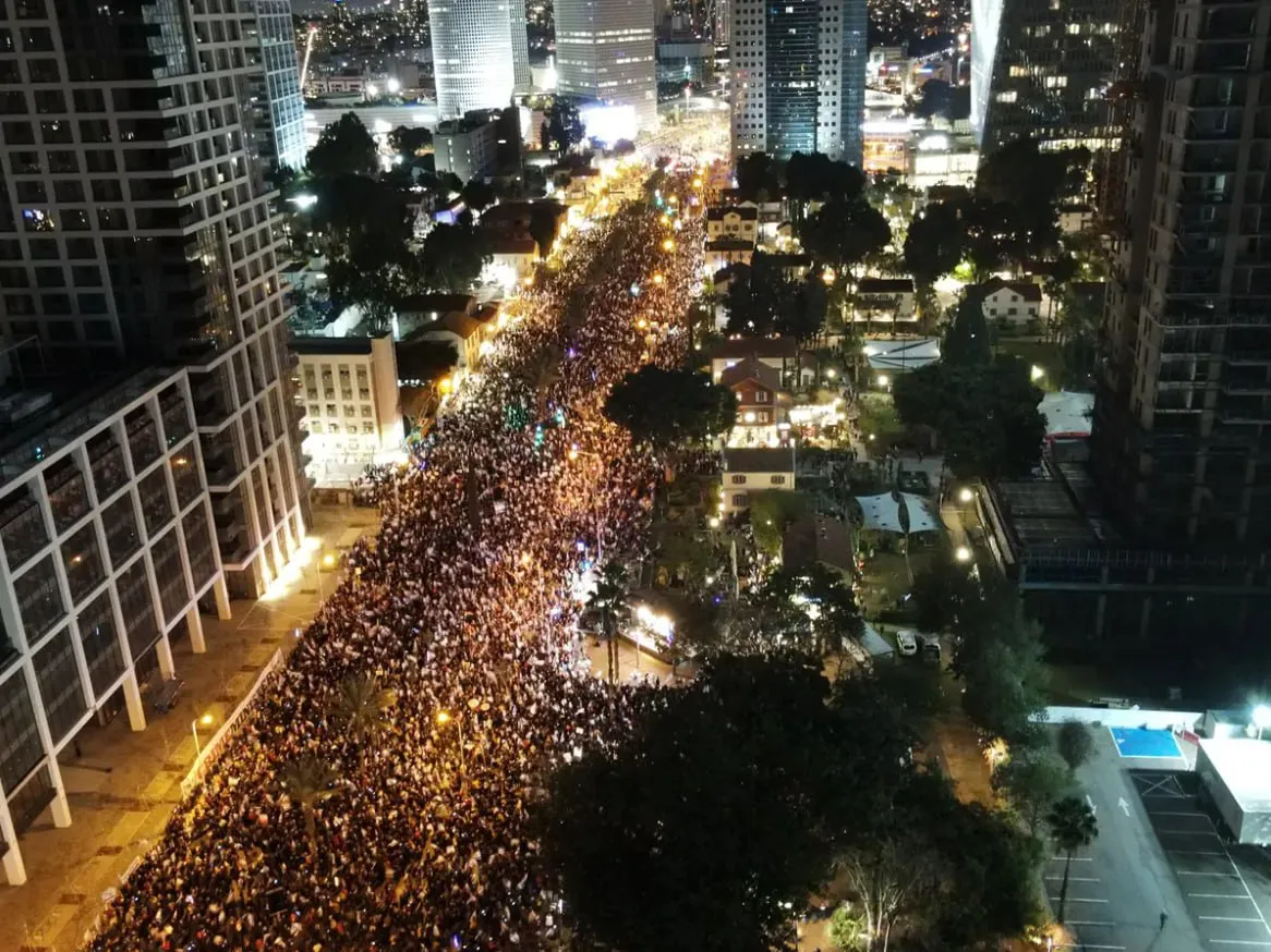 В Израиле десятки тысяч людей вышли на митинги против Нетаньяху