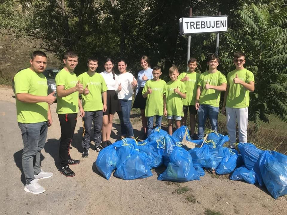 Граждане мобилизовались, чтобы очистить страну от мусора