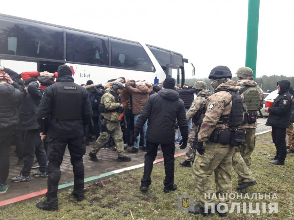 Полиция Украины останавливает автобусы при въезде в Одессу — ищут вооруженных людей
