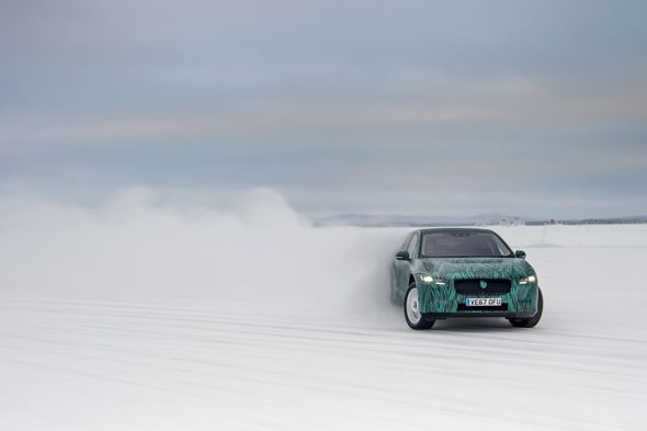 Jaguar испытал электромобиль при температуре −40°С