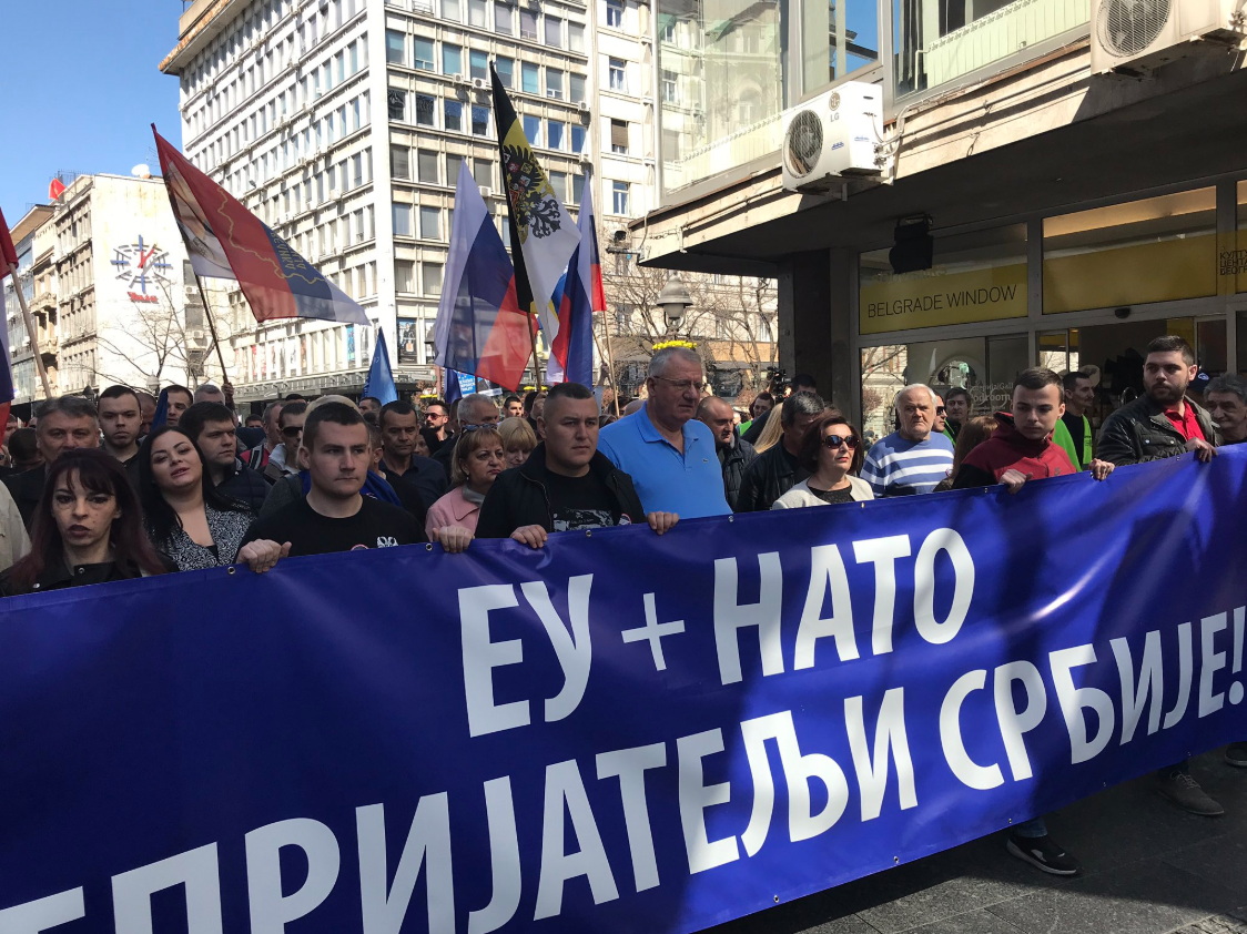 Демонстранты в Белграде сожгли флаги НАТО и ЕС