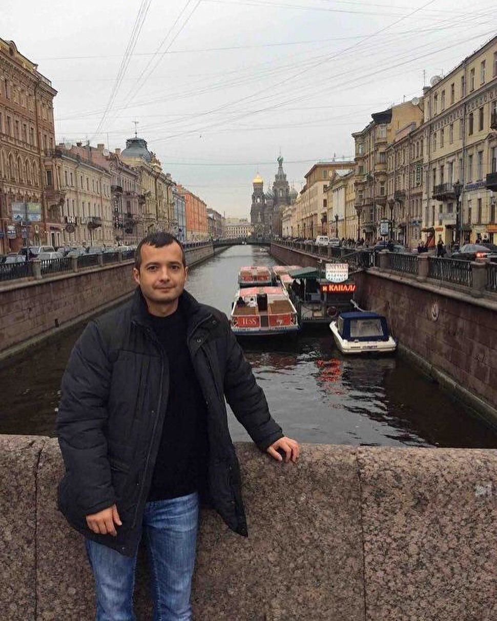 Посадивших в поле самолет пилотов назвали героями и отстранили от полетов