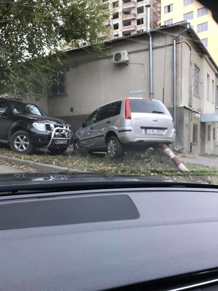 В Кишиневе в результате аварии автомобиль залетел на столбик