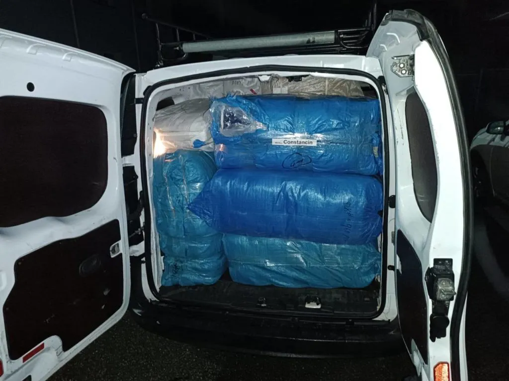Сотрудники Таможенной службы Молдовы выявили два автомобиля с контрабандой