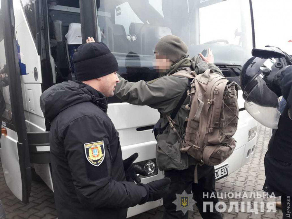 Полиция Украины останавливает автобусы при въезде в Одессу — ищут вооруженных людей