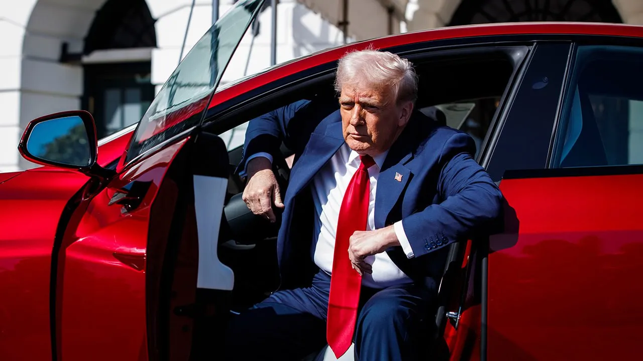 Трамп купил у Илона Маска электрокар Tesla