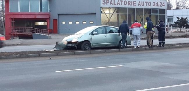 В столице водитель повредил автомобиль, заехав на бордюр
