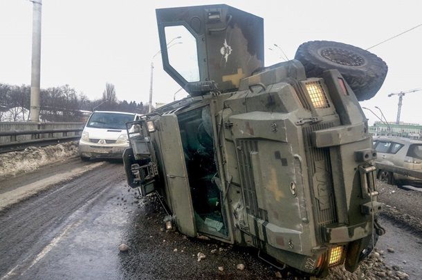 В Киеве возле метро перевернулся броневик Cougar