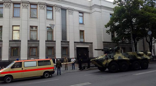Во дворе Верховной Рады заметили бронетехнику