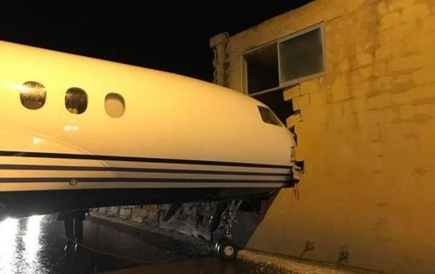 На Мальте самолет врезался в здание
