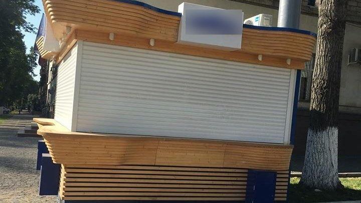 На столичной пешеходной улице Евгения Доги за ночь появился кофейный ларек
