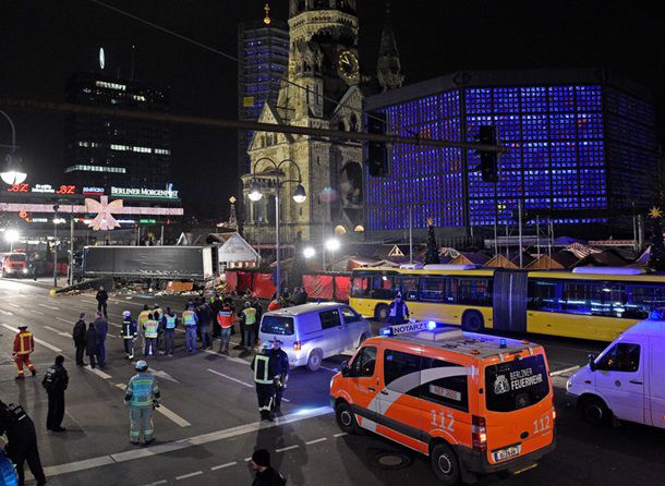 Un camion a intrat în mulțime în apropierea unui târg de Crăciun din Berlin
