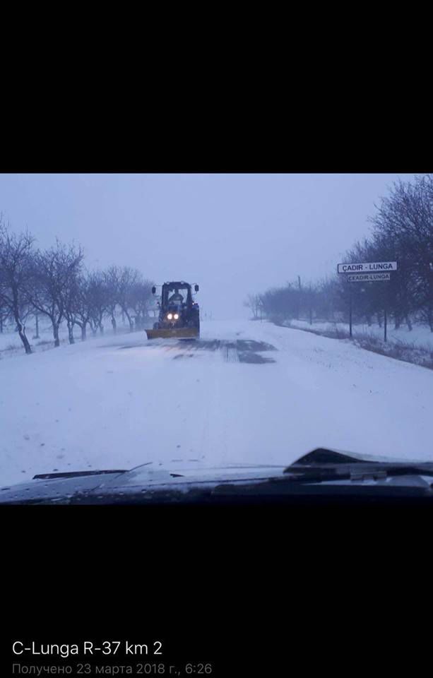 INP avertizează: Ninge abundent în sudul țării. Circulația devine tot mai îngreunată