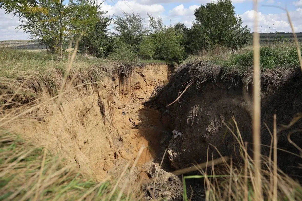 Двухметровые обрывы появились у подъездной дороги к Джолтаю