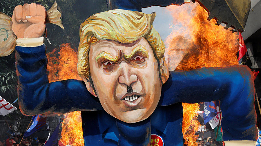Филиппинские демонстранты в знак протеста сожгли чучело Трампа