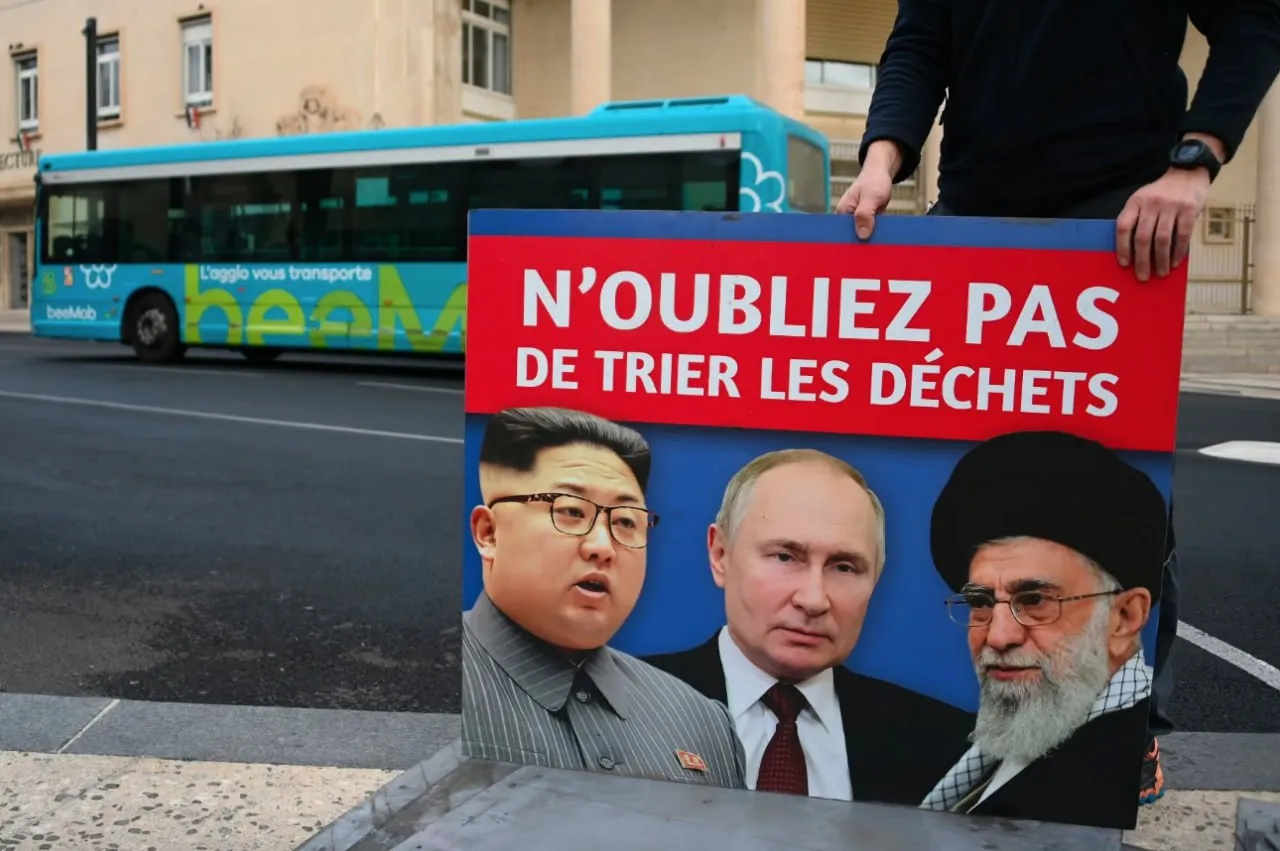 Un oraș din Franța a oprit o campanie publicitară care îi compara pe Putin, Kim și Khamenei cu gunoiul