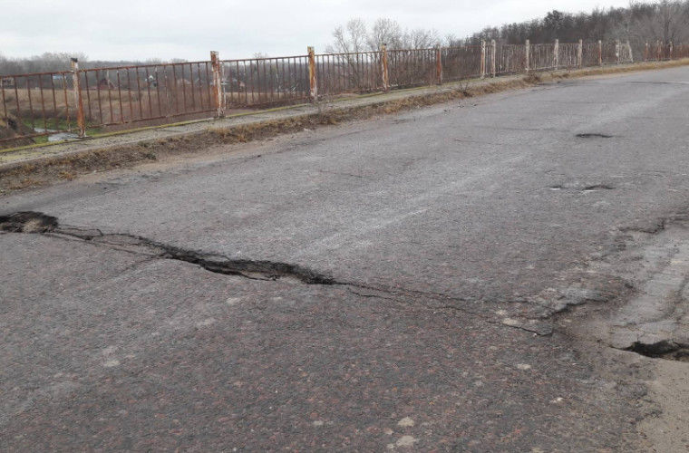 Тяжелые грузовики ездят по мосту, который может рухнуть в любой момент