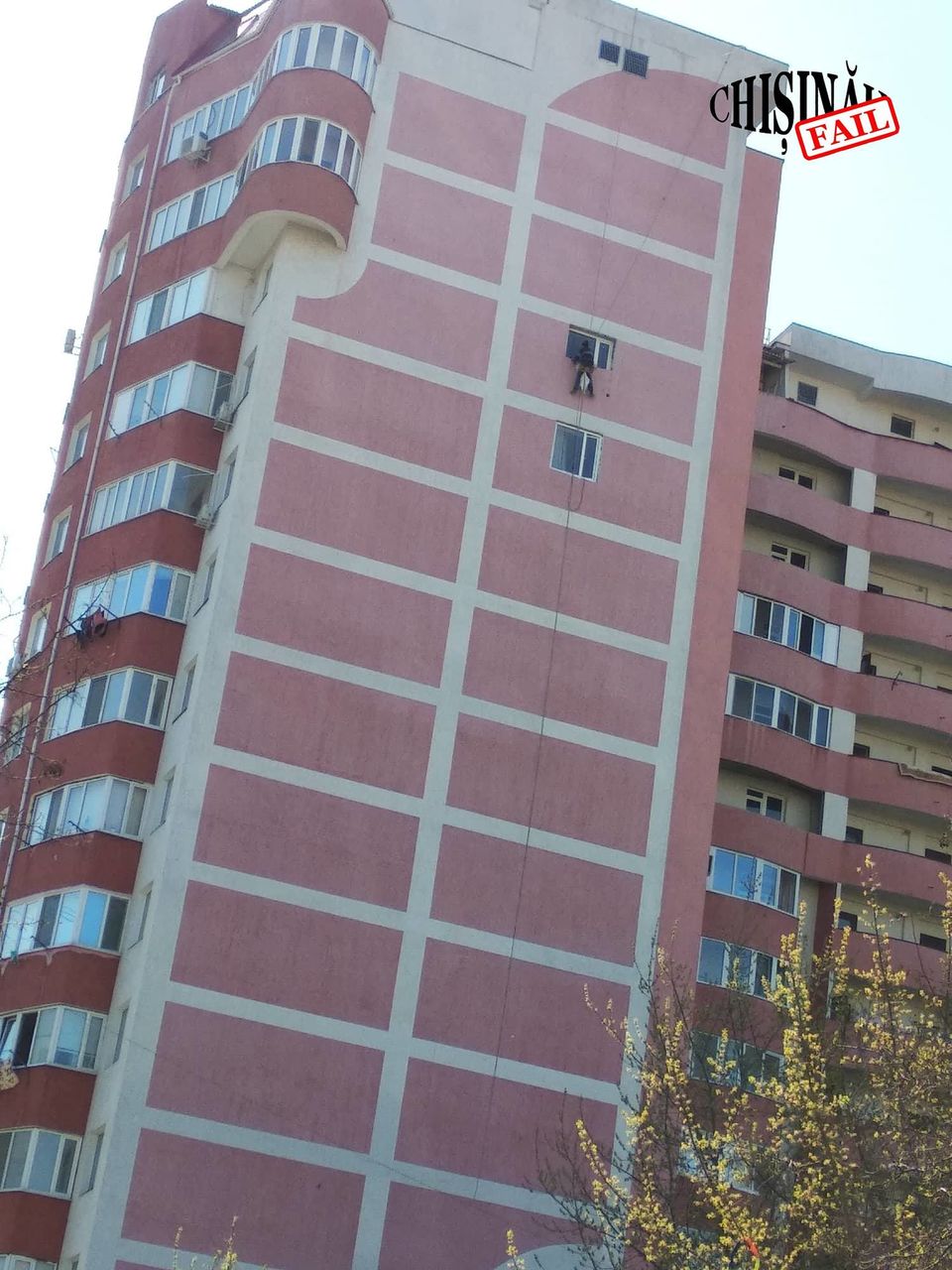 В Кишиневе жители многоэтажек самовольно прорубают окна
