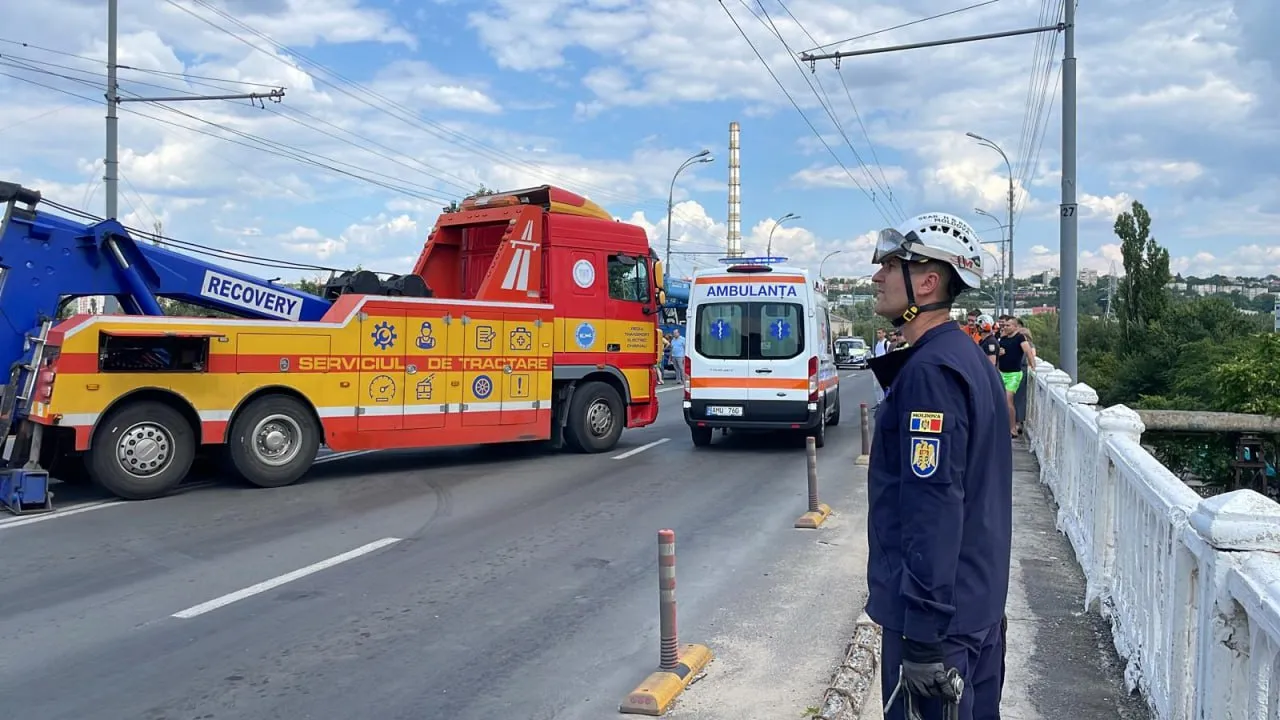 Camionul care a căzut de pe podul de pe strada Ismail a fost remorcat cu succes