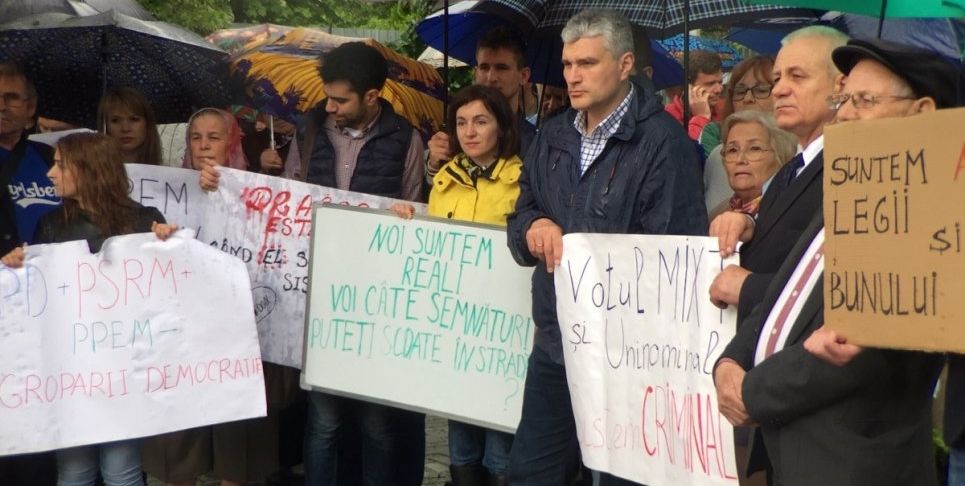 Оппозиция: "У нас украли миллиард, теперь хотят украсть будущее"