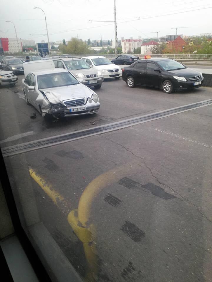 Авария на Виадуке: два автомобиля сильно повреждены