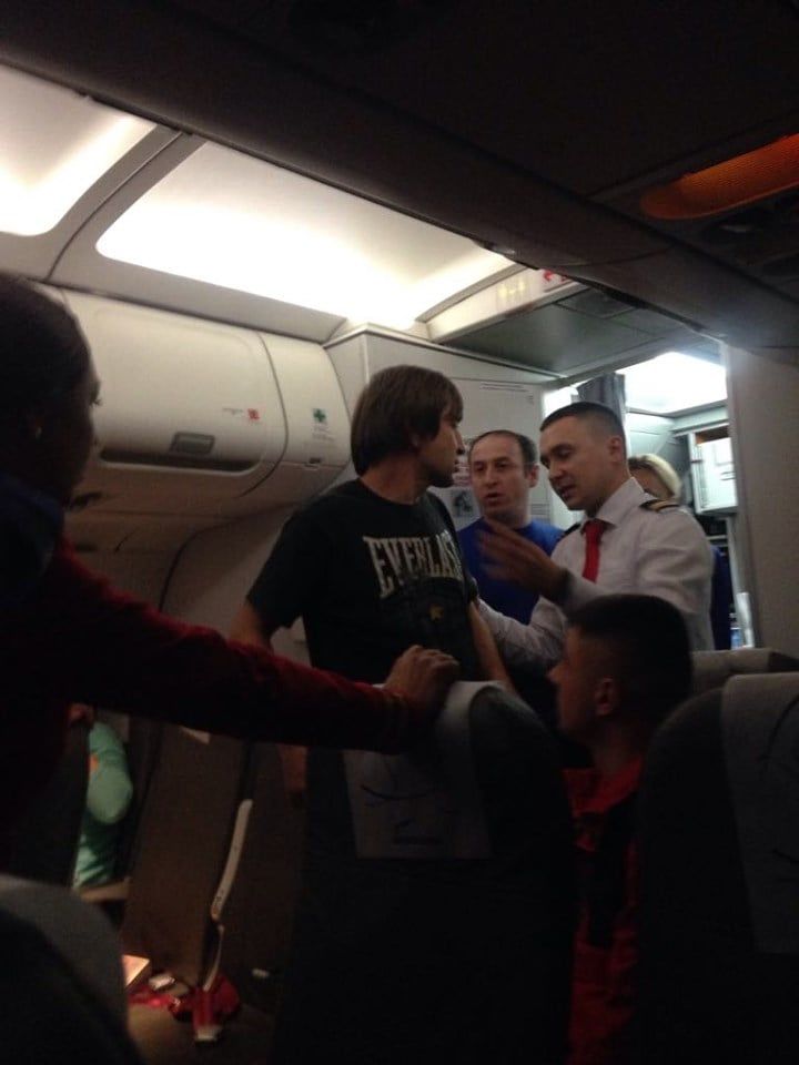 Пьяный пассажир устроил дебош в самолете Air Moldova
