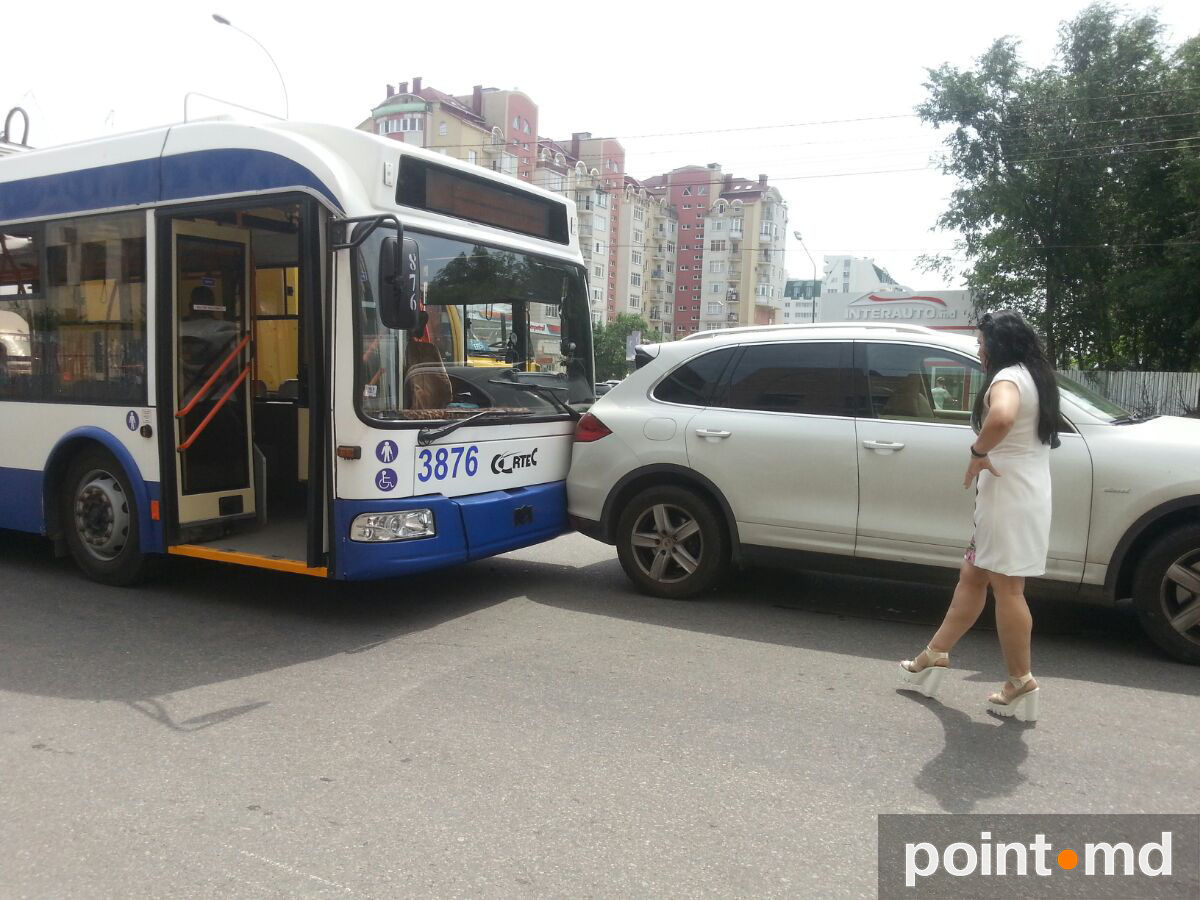 Un Porsche s-a ciocnit cu un troleibuz în capitală
